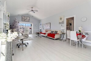 スマートテレビ、暖炉、DVD プレーヤー、書庫