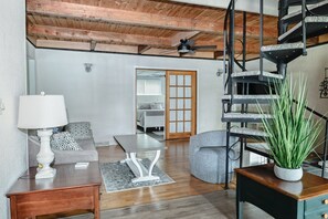 Smart TV, fireplace, DVD player - Lake Access | Firepit, Fireplace, Dock & Views (Canadian Lakes)