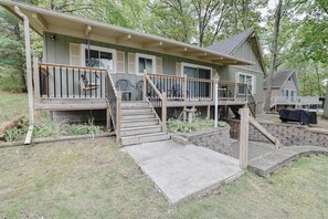 Terrace/patio - Lake Access | Firepit, Fireplace, Dock & Views (Canadian Lakes)