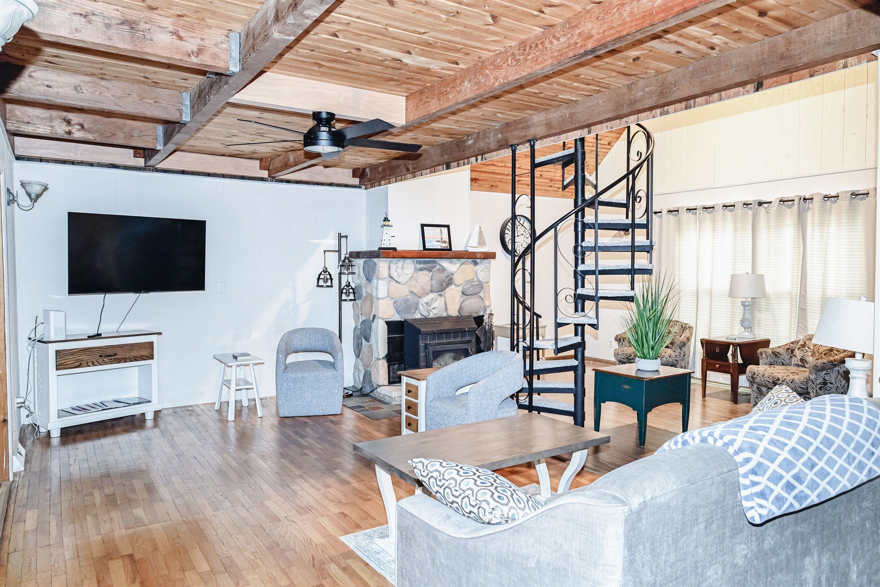 Smart TV, chimenea y reproductor de DVD 