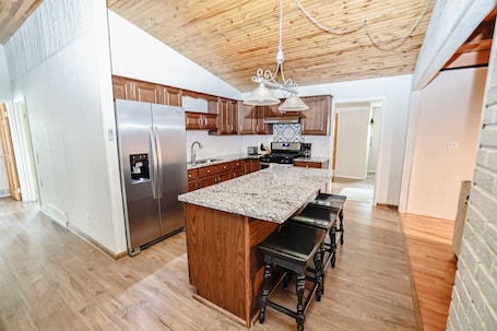 Fridge, microwave, oven, stovetop. Lake Access | Firepit, Fireplace, Dock & Views