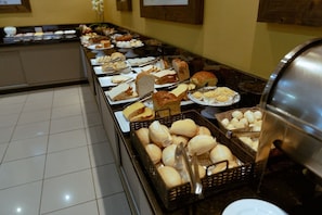 Free daily buffet breakfast  - HOTEL ORION (Itatiba)