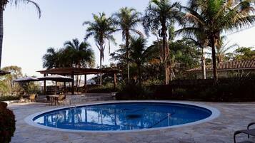 Kolam renang outdoor