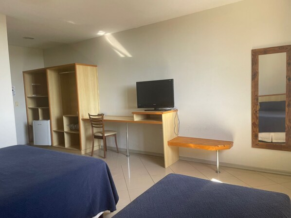 Quarto triplo luxo, sacada, vista para a piscina | Wi-Fi de cortesia