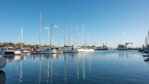 A marina with multiple sailboats docked. - 4BR Lymington Home near New Forest & Coast (Hampshire)