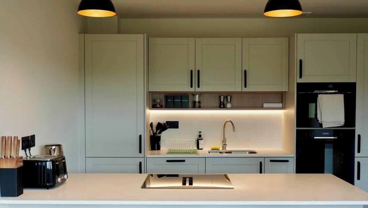 Frigorífico, microondas, horno y placa de cocina