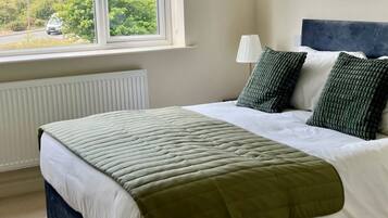 4 bedrooms, iron/ironing board, free WiFi, bed sheets