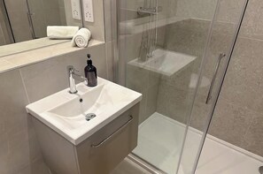 Secador de pelo, toallas