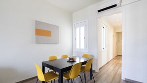 Un comedor con una mesa, sillas, una ventana y una puerta.