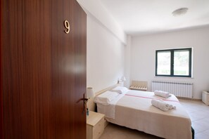 1 bedroom, desk, WiFi, bed sheets