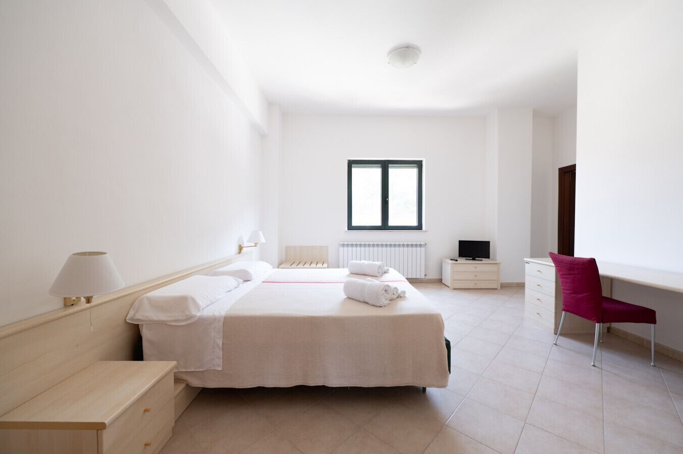 1 Schlafzimmer, Schreibtisch, WLAN, Bettwäsche