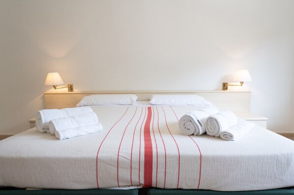 2 makuuhuonetta, työpöytä, Wi-Fi, vuodevaatteet