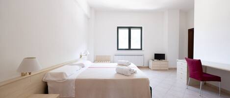 2 bedrooms, desk, WiFi, bed sheets