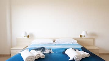 2 bedrooms, desk, WiFi, bed sheets