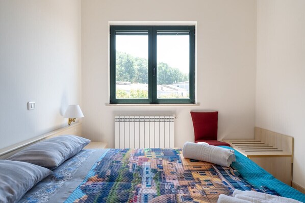 2 bedrooms, desk, WiFi, bed sheets