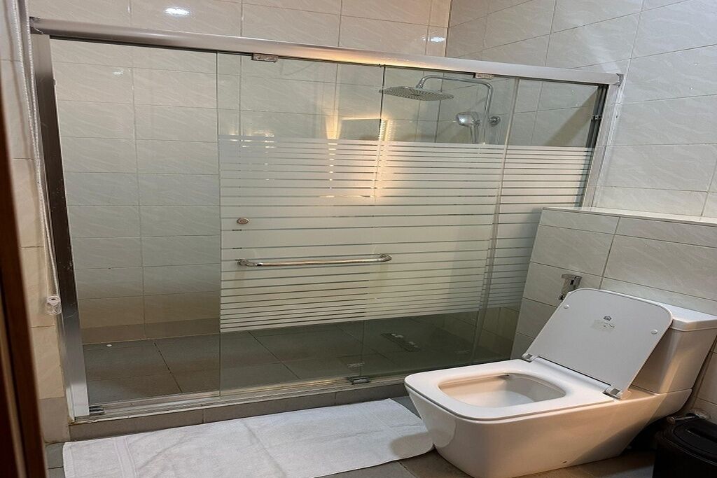 Een douche, milieuvriendelijke toiletartikelen, handdoeken, zeep