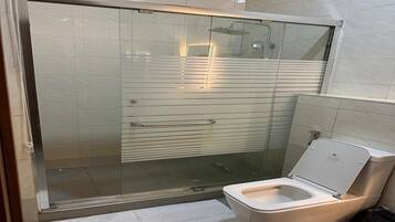 Een douche, milieuvriendelijke toiletartikelen, handdoeken, zeep