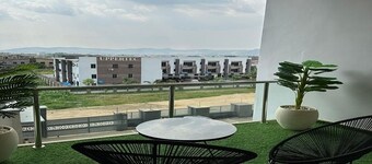 Luxury Charming 2-bedroom apartment Near Bannex plaza. Fast Wi-Fi+247 power