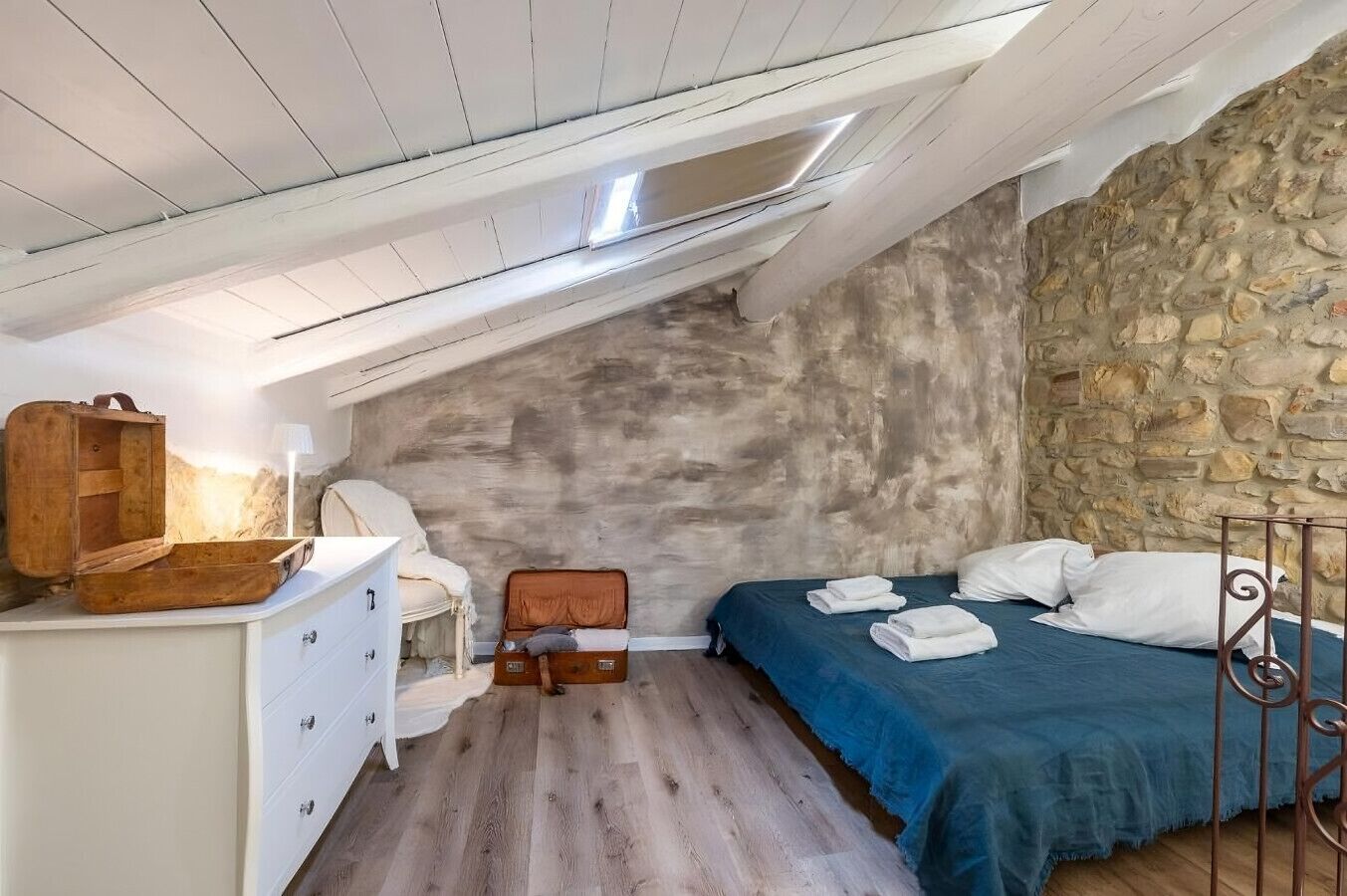 1 habitación, escritorio, wifi y ropa de cama 