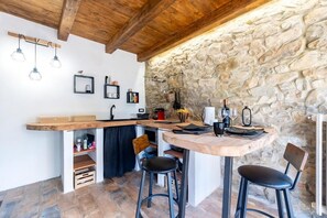 Kühlschrank, Mikrowelle, Herdplatte, Wasserkocher mit Kaffee-/Teezubehör