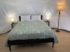 1 bedroom, free WiFi, bed sheets - Luxe Glamping Dome | Queen Bed | Deck Views | Near Royal Gorge Bridge & Park (Cañon City)