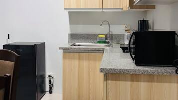 Kühlschrank, Mikrowelle, Herdplatte, Kochgeschirr/Geschirr/Besteck