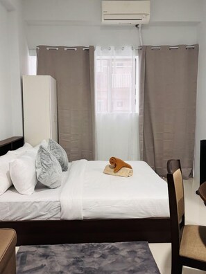 Iron/ironing board, bed sheets, wheelchair access