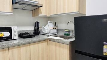 冷蔵庫、電子レンジ、コンロ、調理器具と食器