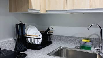 Kühlschrank, Mikrowelle, Herdplatte, Kochgeschirr/Geschirr/Besteck