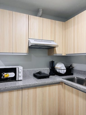 Kühlschrank, Mikrowelle, Herdplatte, Kochgeschirr/Geschirr/Besteck
