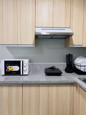Fridge, microwave, stovetop, cookware/dishes/utensils