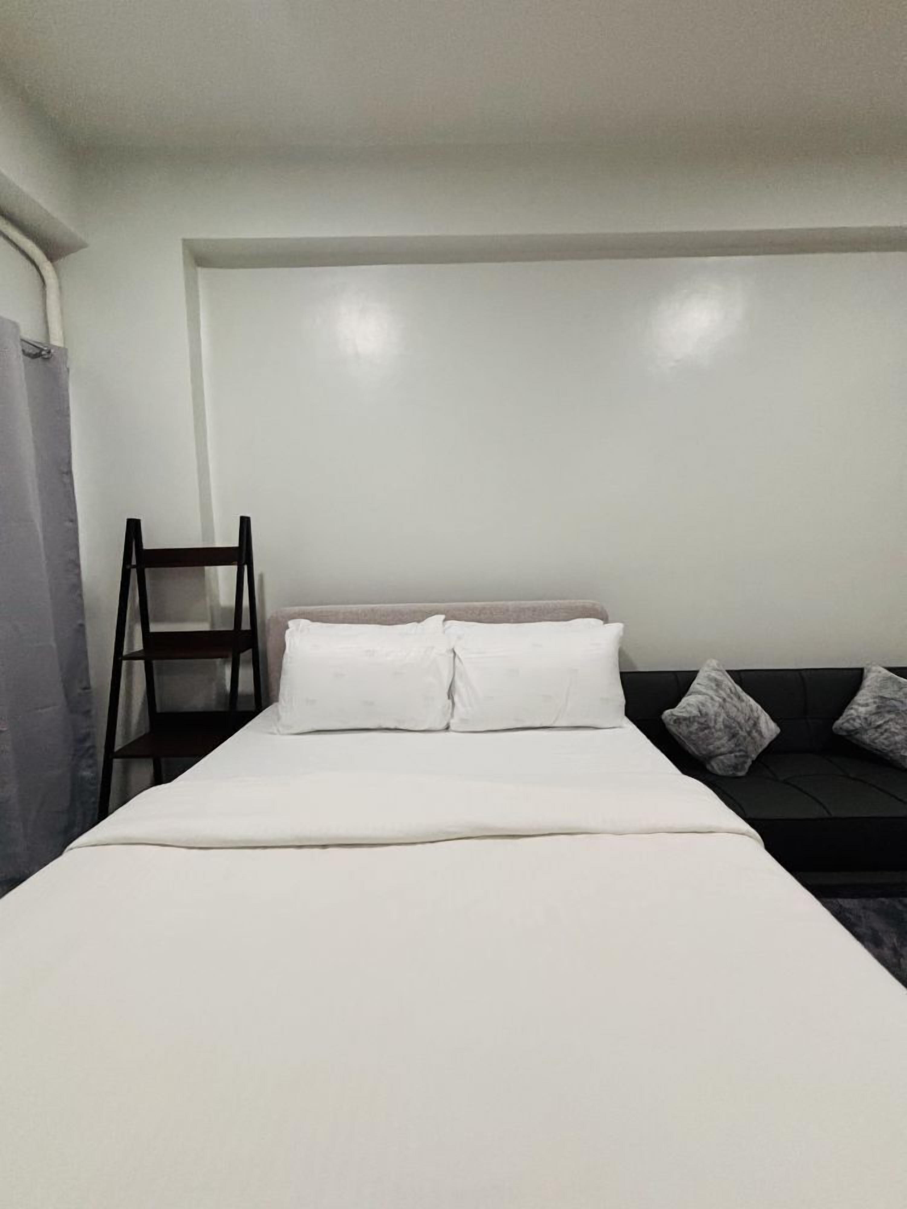 Iron/ironing board, bed sheets, wheelchair access