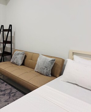 Tabla de planchar con plancha y ropa de cama