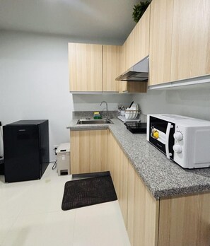 Refrigerador, microondas, parrilla de estufa y utensilios de cocina