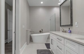 Sèche-cheveux, serviettes fournies, savon, papier toilette