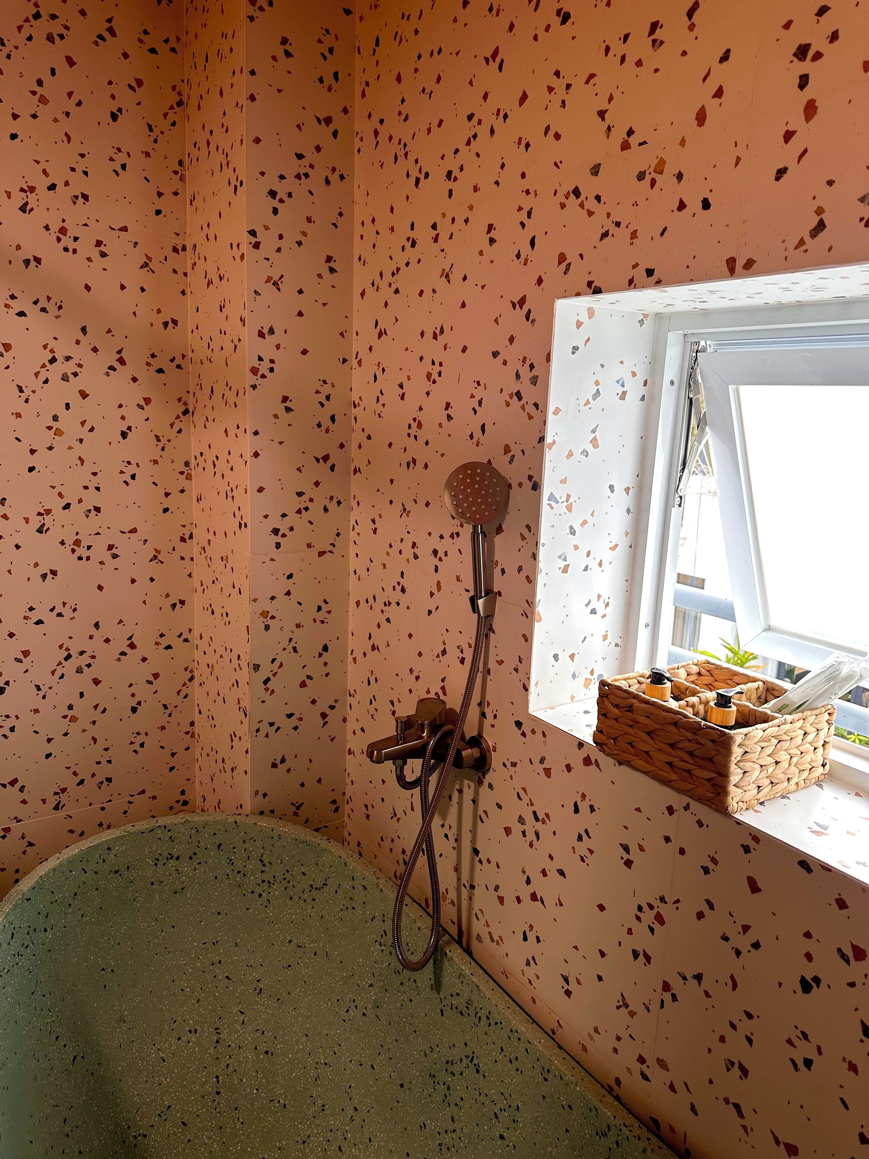 Secador de cabelo, bidê, toalhas de banho, sabonete