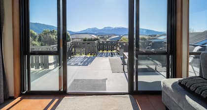 Four Peaks on Matai - Te Anau Holiday Home