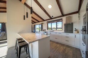 Kjøleskap, oppvaskmaskin, kaffetrakter/tekoker og brødrister