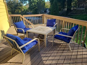 Outdoor dining - Charming and Cozy 1-bedroom apartment (Newport)