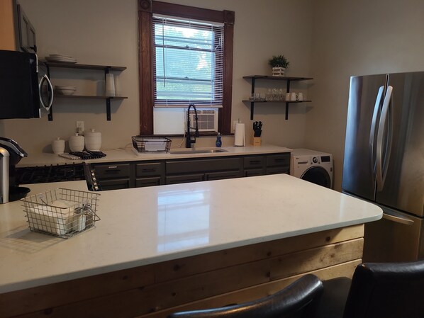 Fridge, microwave, oven, stovetop - Charming and Cozy 1-bedroom apartment (Newport)