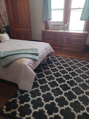 1 bedroom, iron/ironing board, free WiFi, bed sheets - Charming and Cozy 1-bedroom apartment (Newport)
