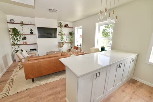 Stylish & Cozy Apartment near EWR w/ King bed and Central AC