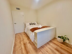 2 bedrooms, iron/ironing board, travel cot, free WiFi