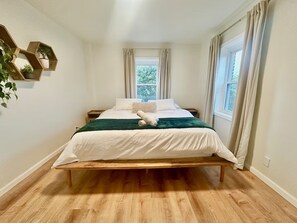 2 bedrooms, iron/ironing board, WiFi, bed sheets - Stylish & Cozy Apartment near EWR w/ King bed and Central AC (Newark)