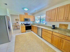 Mikrowelle, Ofen, Herdplatte, Geschirrspüler