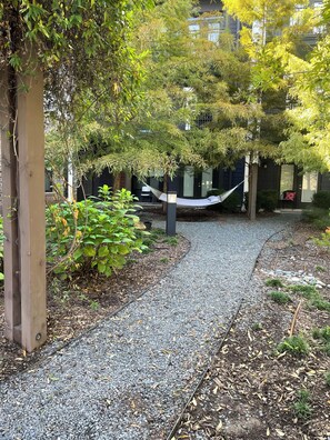 Property grounds - Charming studio apartment in wonderful Decatur with fitness room, AC (Decatur)