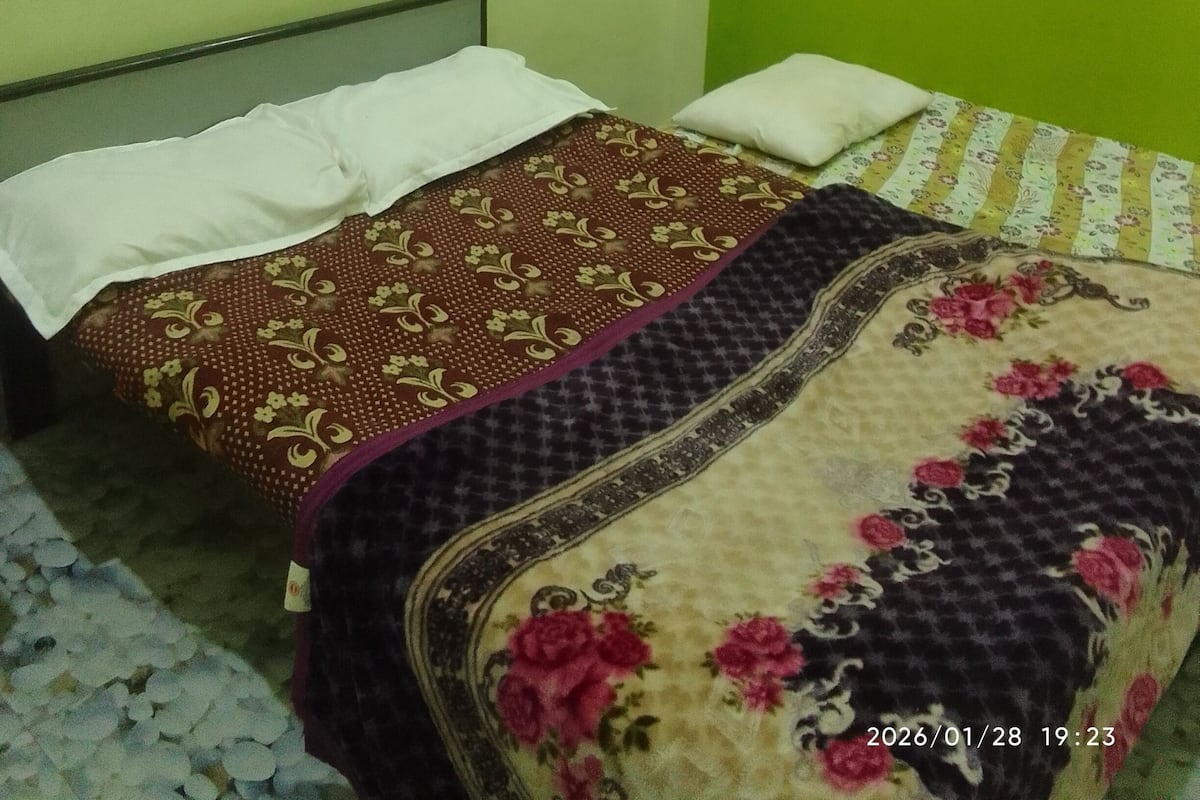 Basic House | Premium bedding, free WiFi, bed sheets