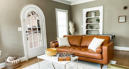 All the Feels 70’s vibes 4br 3bath large yard with a playset