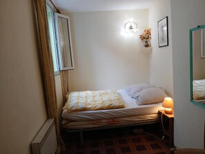 3 quartos, acesso à internet, roupa de cama