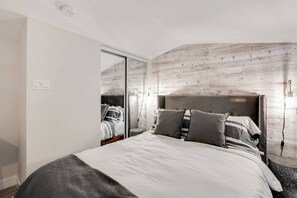 1 bedroom, internet, bed sheets - Évasion Tremblant-Modern, cozy hideaway with mountain views|Cozy hideaway with mountain views (Mont-Tremblant)